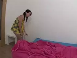 Bis er sein Sperma auf sie jagt rammelt die Teen Hure den faltigen Stecher