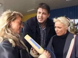 Geile MILF mit kleinen Möpsen lässt sich bespritzen