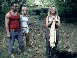 Nach einem schnellen Bums wichst der Stecher seine Ficksahne auf das Flittchen