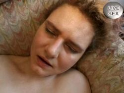 Perverser Zuschauer spritzt notgeiler Hausfrau nach Selbstbefriedigung die volle Ladung Ficksahne ins Gesicht