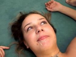 Scharfe Hobbynutte bekommt beim Triosex eine Ladung Wichse