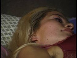 Erfahrener Typ erkundet eine blutjunge Blonde
