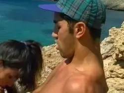 Am Strand lutscht ihm das versaute Mädel den Schwanz