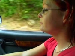 Das dickbusige Girl zieht vor dem Voyeur die scharfen Dessous aus