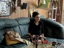 Der Typ überredet die versaute Bitch zum Sex vor der Kamera