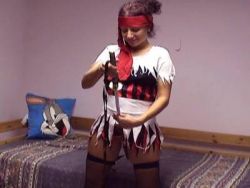 Ein scharfes Porngirl bumst sich die feuchte Lustgrotte