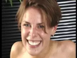 Geile Tussi fickt sich alleine
