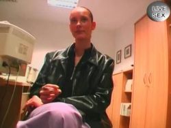 Hobbyhure rubbelt sich die unrasierte Möse