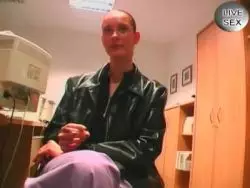 Hobbyhure rubbelt sich die unrasierte Möse