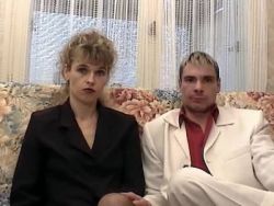 Im Vintage Porno lässt sich die Hobbynutte die behaarte Fotze rammeln