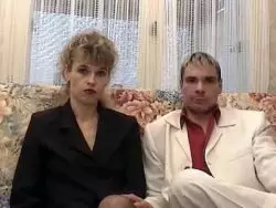 Im Vintage Porno lässt sich die Hobbynutte die behaarte Fotze rammeln