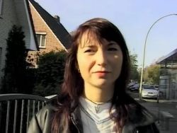 Nach dem Schwanz blasen bekommt die geile Milf die Möpse voll gewichst
