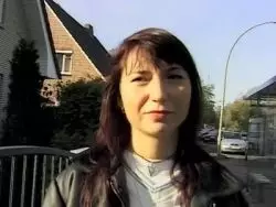 Nach dem Schwanz blasen bekommt die geile Milf die Möpse voll gewichst