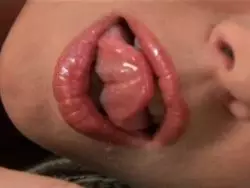 Notgeile Amateur Nutte mit kleinen Hupen rammelt sich mit einem Sexspielzeug