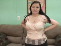 Notgeiles Amateur Teen zeigt dir ihre prallen Glocken
