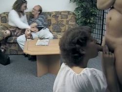 Scharfe Amateur Nutten machen den Rachenfick beim Gruppensex