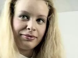 Scharfes blondes Girl und geile Mutter kitzeln sich vor der Kamera
