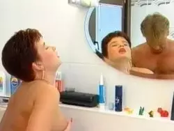 Schön wird eine geile Ehefotze im Bad gefickt