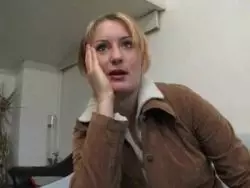 Sexy Amateurin verwöhnt sich und wird dann gefickt