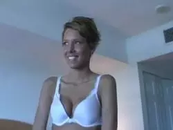Unerfahrene Amateurin wird aus der Sichtweise des Gatten beim Bums aufgenommen