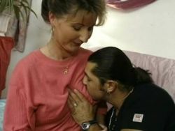 Willige Amateurin lässt sich im Vintage Porno die haarige Fickspalte ficken