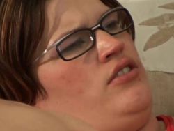 Zwei junge Amateure verwöhnen sich mit dem Mund bevor sie ficken