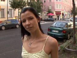 Zwei Schlampen machen den hemmungslosen Kehlenfick beim Dreiersex