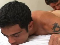 Der eine geile Homo stößt den Partner in verschiedenen Stellungen in die Rosette