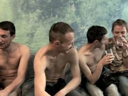 Die vier geilen Kerle poppen sich gegenseitig in den Arsch
