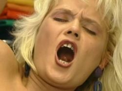 Eine hübsche Milf wird in einem Laden in den Arsch genagelt