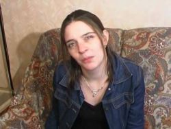 Fickriges Teen rubbelt sich die Lustgrotte nach dem Analsex