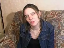 Fickriges Teen rubbelt sich die Lustgrotte nach dem Analsex