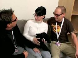 Geiles Teen Girl lässt sich beim Triofick die anale Fotze stopfen