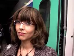 Williges Luder lässt sich ihre enge Rosette von einem fremden Stecher ficken