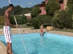 Zwei schwanzgeile schwule Lover vergnügen sich mit geilem Analfick am Pool