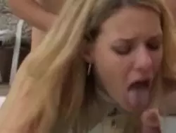 Die asiatische Frau schleckt die Lümmel und wird auch noch gebumst