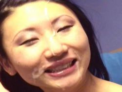 Ein Typ hat Asiasex mit einer heißen willigen asiatischen Hobbyhure