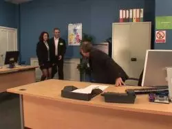Die kleine schamlose Hure wichst gleich zwei dicke Pimmel ab