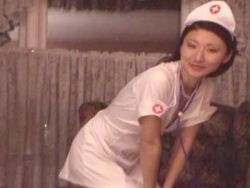 Ein notgeiler Typ mit hartem Fickkolben vögelt eine chinesische Möse