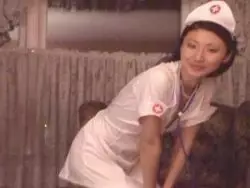 Ein notgeiler Typ mit hartem Fickkolben vögelt eine chinesische Möse