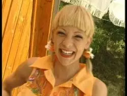 Scharfe Blondine leckt den prallen Latino Pimmel