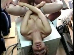 Bildhübsche Dame in Spitze saugt einen Prengel