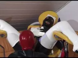 Ein rattiges Luder mit Latexmaske rammelt sich die feuchte Möse