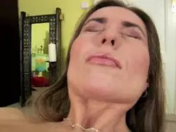 Fickrige Mutter in Unterwäsche fickt sich mit einem Sextoy