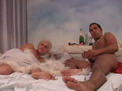 Geiles Luder in heißen Dessous lässt sich von hinten bumsen