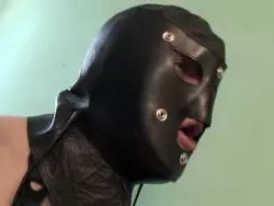 Typ mit Maske lässt sich den Pimmel lutschen