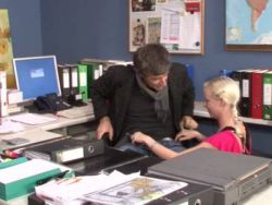 Beim Bürosex lässt sich ein gieriges Bückstück die Möse bumsen