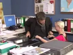 Beim Bürosex lässt sich ein gieriges Bückstück die Möse bumsen