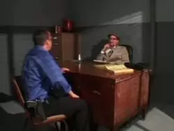 Beim Rollenspiel knallt die Ordnungshüterin den Übeltäter auf ihrem Polizei Wagen