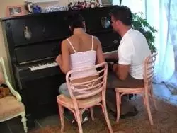 Die heiße Pianistin wird von ihrem strengen Klavierlehrer gevögelt